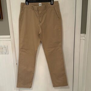 Gap women’s straight khaki. EUC. Size 8.